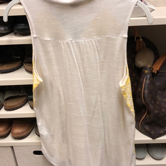 Lucky brand embroidered top. Medium - Picture 2 of 4